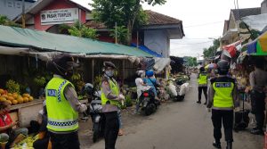 Menuju New Normal Live, Polwan Polres Blitar Kota Blusukan ke Pasar