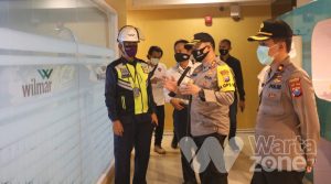 Basmi Covid-19, Kapolres Pantau Penerapan Physical Distancing di PT. Wilmar Gresik