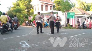 Pemotor di Sumenep Nyosor Taksi, Dua Orang Dilarikan ke Puskesmas