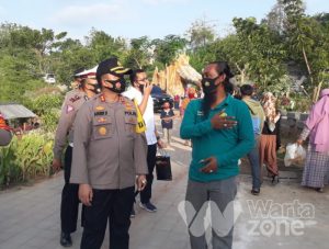 Pastikan Wisata Setigi Terapkan Protokol Kesehatan, Kapolres Gresik Bagi-bagi Masker
