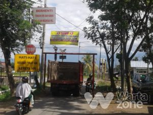 Kerap Dilewati Truk Tronton, Warga Jember Pasang Tiang Pembatas Jalan