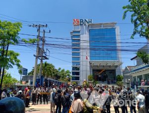 Warga Pamekasan Demo Kantor BNI, Soal Penyaluran BPNT