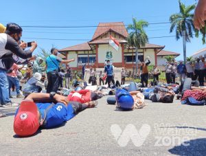 Hari Tani Nasional, Aktivis Sumenep Gelar Aksi ‘Rebahan’ di Jalan Raya