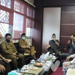Foto: Plt. Bupati Jember, Abdul Muqiet Arief, saat mendatangi Kantor DPRD Jember di Jalan Kalimantan.
