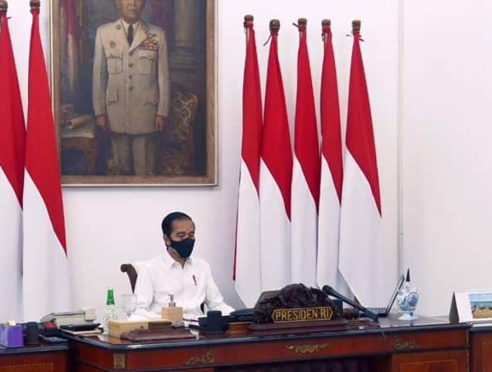 Foto: Presiden Jokowi saat rapat terbatas melalui konferensi video mengenai Laporan Komite Penanganan Covid-19 dan Pemulihan Ekonomi Nasional, di Istana Merdeka, Jakarta.