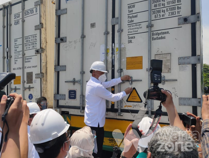 Foto: Menteri Koperasi dan UKM RI Teten Masduki, memberikan anggaran sebesar Rp 30 milliar bagi petani kacang kedelai edamame di Jember.