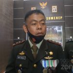 Komandan Kodim (Dandim) 0827 Sumenep, Letkol Infanteri Nurcholis saat diwawancara sejumlah media.