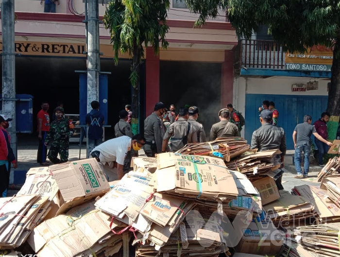 Sejumlah aparat kepolisian, TNI dan Satpol-PP usai memindahkan beberapa kardus dari dalam Swalayan El-Malik.