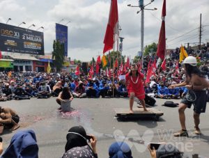 Tolak UU Cipta Kerja, Aktivis Hujani Gedung DPRD Jember dengan Batu