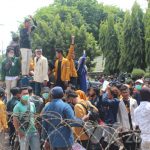 Foto: Ratusan mahasiswa dari Aliansi Mahasiswa Sumenep (AMS) terhalang pagar besi saat unjuk rasa di depan Gedung DPRD Sumenep.