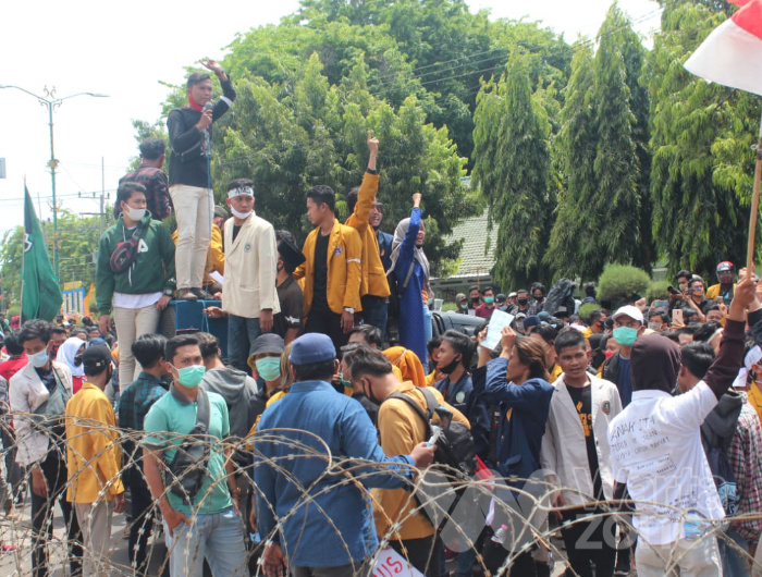Foto: Ratusan mahasiswa dari Aliansi Mahasiswa Sumenep (AMS) terhalang pagar besi saat unjuk rasa di depan Gedung DPRD Sumenep.