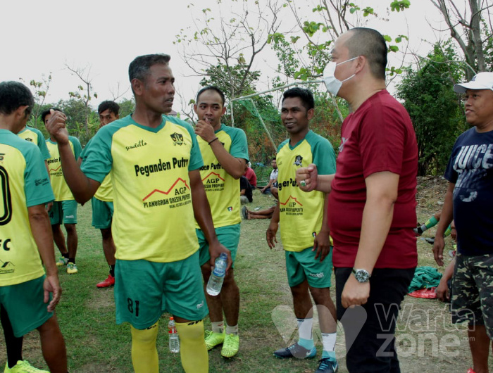 Foto: Calon Wakil Bupati (Cawabup) Gresik nomor urut 1, dr. Asluchul Alif saat bersama pelatih nasional sepak bola Widodo C Putro.