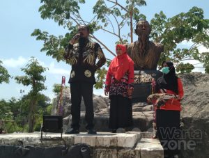 Demi Generasi Penerus, Kades Sekapuk Rela Jadi Ikon Ki Begawan Setigi