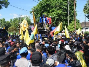 Aksi PMII dan GMNI Tolak UU Cipta Kerja di Sumenep Nyaris Bentrok