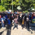 KOCAR-KACIR: Demo PMII dan GMNI di depan Gedung DPRD Sumenep ricuh.