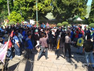 Demo Tolak UU Cipta Kerja di Sumenep Ricuh, Petugas Kejar-kejaran dengan Demonstran
