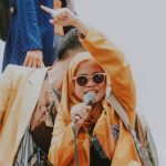 Arisya Dinda Nurmala Putri, sosok perempuan yang menjadi orator, saat aksi tolak UU Cipta Kerja di depan DPRD Sumenep. (Foto: Istimewa)