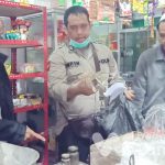 Aparat kepolisian setempat saat menggelar olah tempat kejadian perkara tindak pidana pencurian di salah satu toko klontong di Desa Ampo, Kecamatan Sukorambi, Jember.