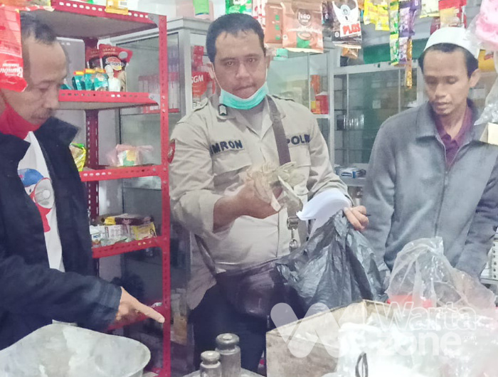 Aparat kepolisian setempat saat menggelar olah tempat kejadian perkara tindak pidana pencurian di salah satu toko klontong di Desa Ampo, Kecamatan Sukorambi, Jember.