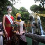 Foto: Putri Indonesia 2020 Ayu Maulida Putri, saat berkunjung di salah satu wisata Air Terjun Toroan di kota bahari Sampang Madura.