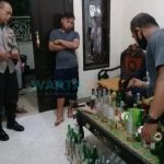 Foto: Anggota Polsek Kaliwates, bersama petugas keamanan perumahan Griya Mangli Indah Blok BE Kelurahan Mangli, Kecamatan Kaliwates, Jember, saat mengamankan sejumlah muda-mudi.