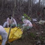Foto: Proses evakuasi penemuan mayat tanpa identitas sekitar lereng Gunung Manggar, Dusun Demangan, Desa Kesilir, Kecamatan Wuluhan, Jember.