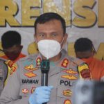Kapolres Sumenep, AKBP Darman saat menjelaskan kronologi asmara kakak beradik yang membuang bayi.