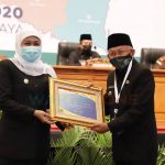 Foto: Penyerahan Penghargaan Opini WTP 3 Kali Berturut - turut Atas Laporan Keuangan Pemerintah Daerah Oleh Gubenur Jawa Timur Kepada Bupati Sumenep Dr. KH. A. Busyro Karim, M.Si.