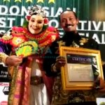 Foto: Kades Sekapuk, Abdul Halim saat menerima penghargaan Pariwisata di Harris Hotel & Residences Sunset Road Bali.