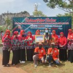 Foto: Warga Sekapuk saat menyambut kedatangan Kades Abdul Halim usai mendapat penghargaan internasional di Bali.