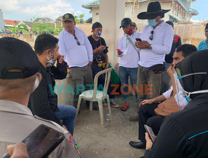 Foto: Proses diskusi aparat kepolisian bersama panitia penyelenggara seleksi Piala Presiden 2020 di stadion Giling Sumenep, sebelum dibubarkan.