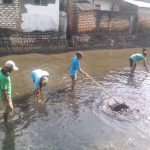 Warga sekitar Marengan, Sumenep, saat gotong royong membersihkan kali dari tumpukan sampah. (Foto: FB Nurul Talita)