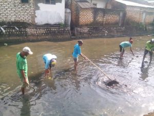 Masuk Musim Penghujan, Aliran Sungai di Sumenep Dibersihkan Hindari Penyumbatan
