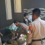 PASRAH: 4 Warga yang berhasil diamankan saat terciduk pesta Miras di Kafe Apoeng Kheta Saronggi, Sumenep.