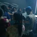 Foto: Polisi saat menggelar razia di caffe Aphoeng kheta Saronggi.