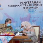 Foto: Wakil Wali Kota Bogor, Dedie A Rachim (kiri) bersama Kepala BPN Kota Bogor, Ery Juliani Pasoreh saat pembagian sertifikat.