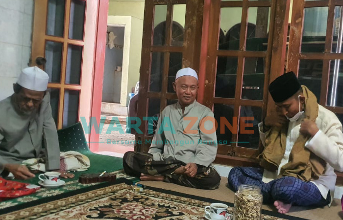 Foto: Calon Bupati Sumenep nomor urut 01, Achmad Fauzi, dikalungi sorban almarhum Syaikhona KH Syamsul Arifin.
