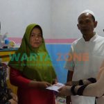 Foto: Salah satu perwakilan MH Said Abdullah, Nikmah Abdullah Baghraf, saat menyalurkan bantuan untuk balita penderita tumor, gizi buruk dan lumpuh di Desa Batuampar, Kecamatan Guluk-guluk, Sumenep.