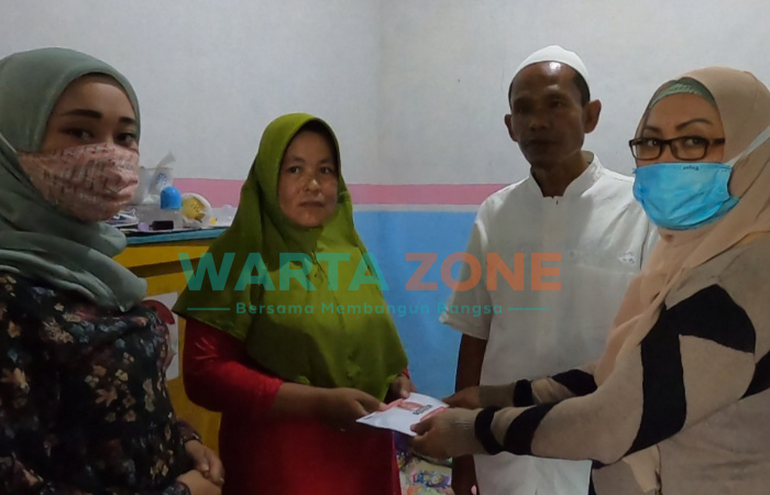 Foto: Salah satu perwakilan MH Said Abdullah, Nikmah Abdullah Baghraf, saat menyalurkan bantuan untuk balita penderita tumor, gizi buruk dan lumpuh di Desa Batuampar, Kecamatan Guluk-guluk, Sumenep.