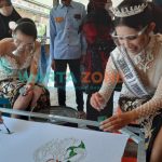 Foto; Runner Up I Putri Indonesia Jawa Timur 2018, tak canghung saat ikut praktek membatik dan mewarnai kain batik di Batik Rato WMS.