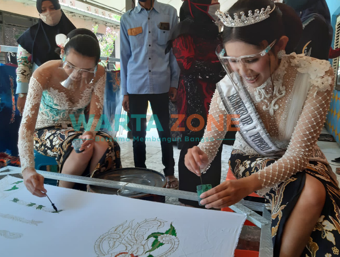Foto; Runner Up I Putri Indonesia Jawa Timur 2018, tak canghung saat ikut praktek membatik dan mewarnai kain batik di Batik Rato WMS.