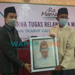 Foto: Achmad Fauzi saat menerima Cenderamata dari KH. Mohammad Salahuddin A. Warits, dalam acara Purna Tugas Relawan Ra Mamak dan Ta'aruf Calon Bupati Sumenep.