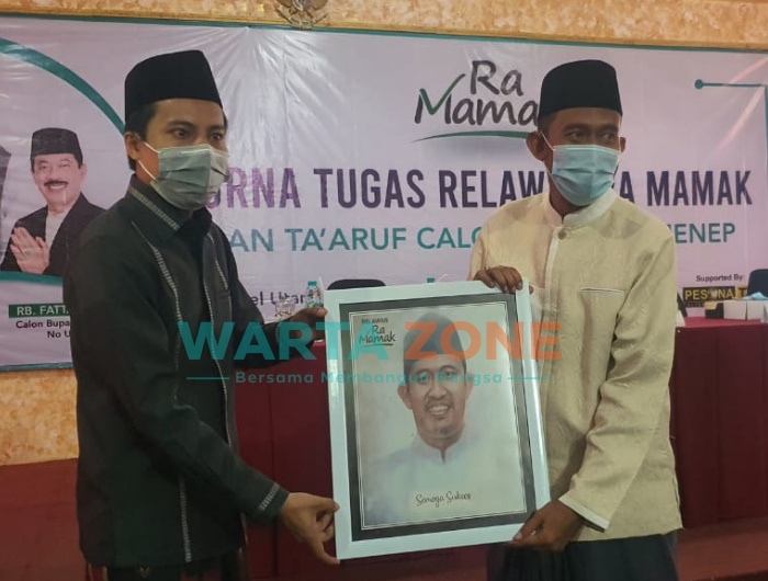 Foto: Achmad Fauzi saat menerima Cenderamata dari KH. Mohammad Salahuddin A. Warits, dalam acara Purna Tugas Relawan Ra Mamak dan Ta'aruf Calon Bupati Sumenep.