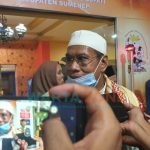 Foto: Mantan Bupati Sumenep dua periode, KH. Ramdlan Siradj, usai menyaksikan langsung debat publik putaran kedua Cabup dan Cawabup yang dilaksanakan oleh KPU Kabupaten Sumenep.