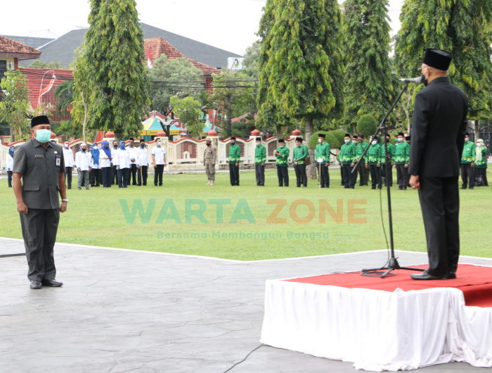 Bupati Sumenep, A. Busyro Karim, saat memimpin upacara Hari Guru Nasional ke-75 Tahun 2020 (Humas Pemkab for Warta Zone)