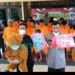 Kapolres Sumenep, AKBP Darman saat menunjukkan barang bukti sabu yang ditaruh dalam boneka oleh seorang IRT.