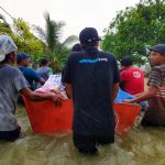 Foto: NH Zakatkita, saat memberikan bantuan logistik untuk dapur umum korban banjir si sejumlah desa yang berada di Kecamatan Benjeng Gresik.