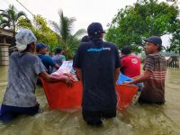 Foto: NH Zakatkita, saat memberikan bantuan logistik untuk dapur umum korban banjir si sejumlah desa yang berada di Kecamatan Benjeng Gresik.
