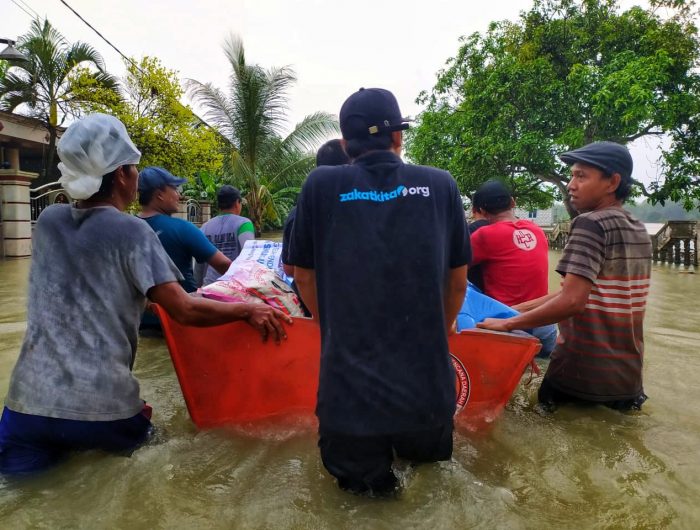 Foto: NH Zakatkita, saat memberikan bantuan logistik untuk dapur umum korban banjir si sejumlah desa yang berada di Kecamatan Benjeng Gresik.
