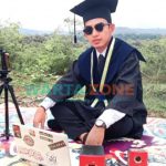 KHIDMAT: Aktivis PMII ini wisuda virtual di atas bukit demi lancarnya sinyal (Imam for wartazone.com)